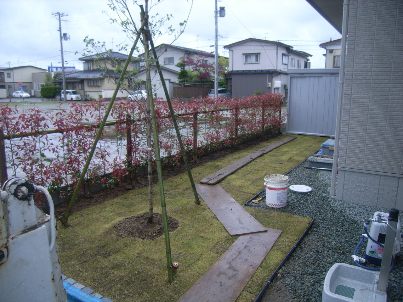 外構工事　植栽・芝貼り作業状況　拡大できます