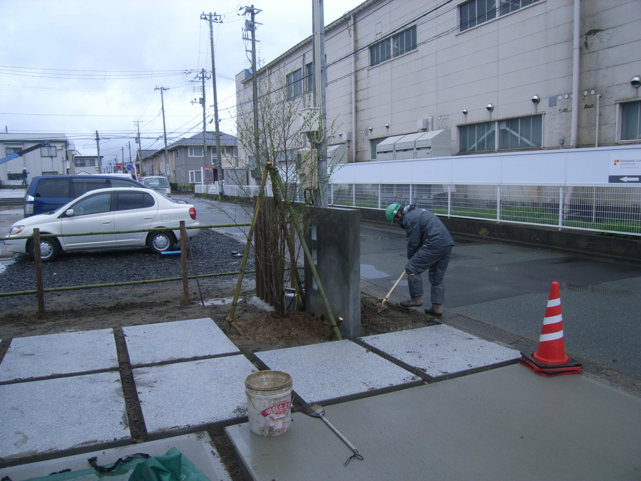 外構工事　アプローチ周り仕上げ作業状況　拡大できます