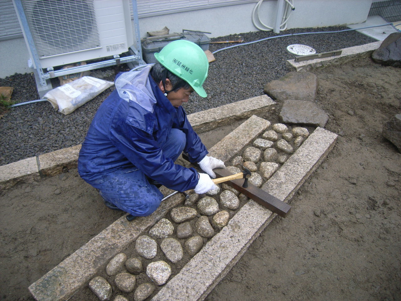庭工事　延段設置作業状況　拡大できます