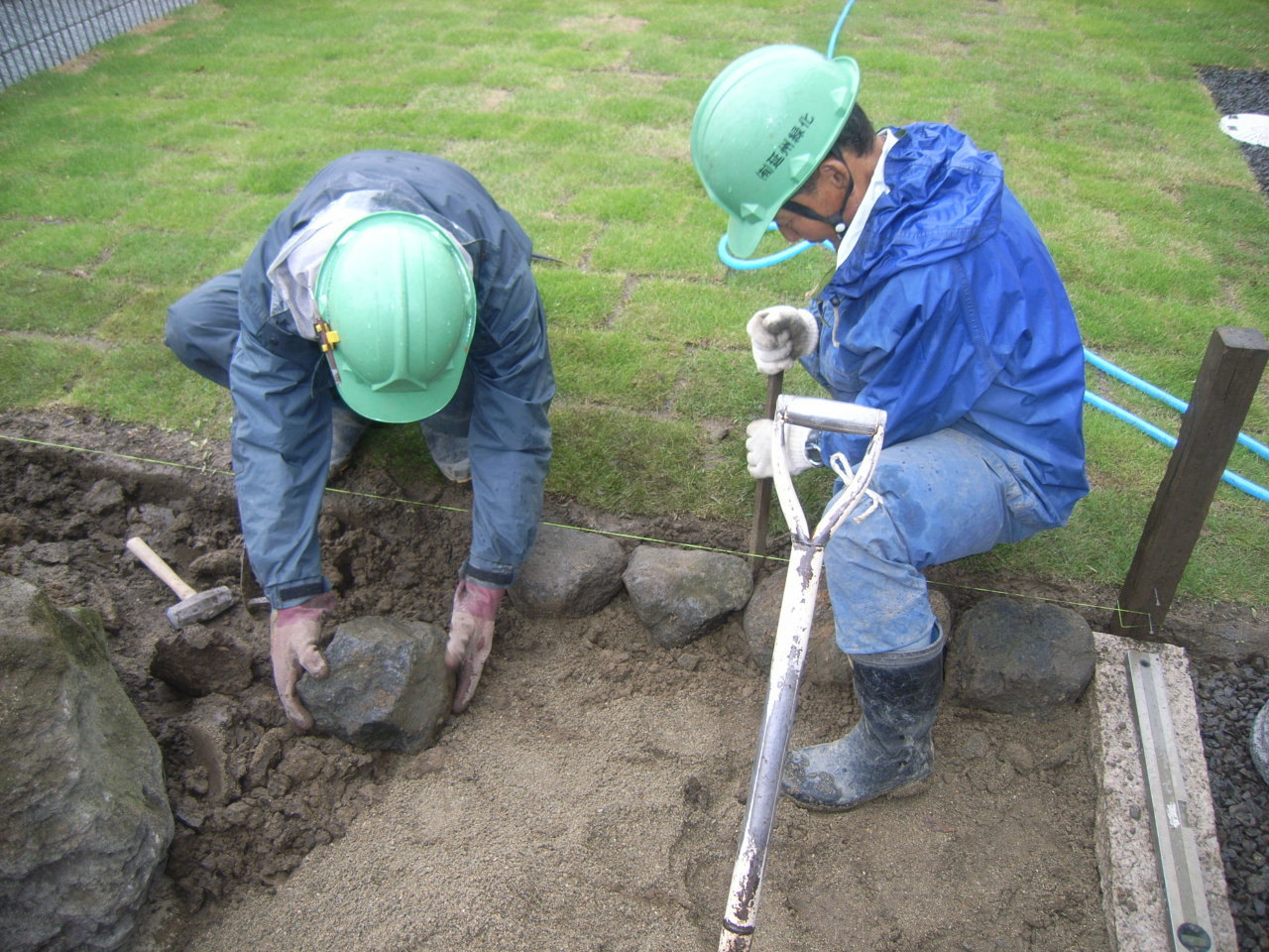 庭工事　さし石設置作業状況　拡大できます