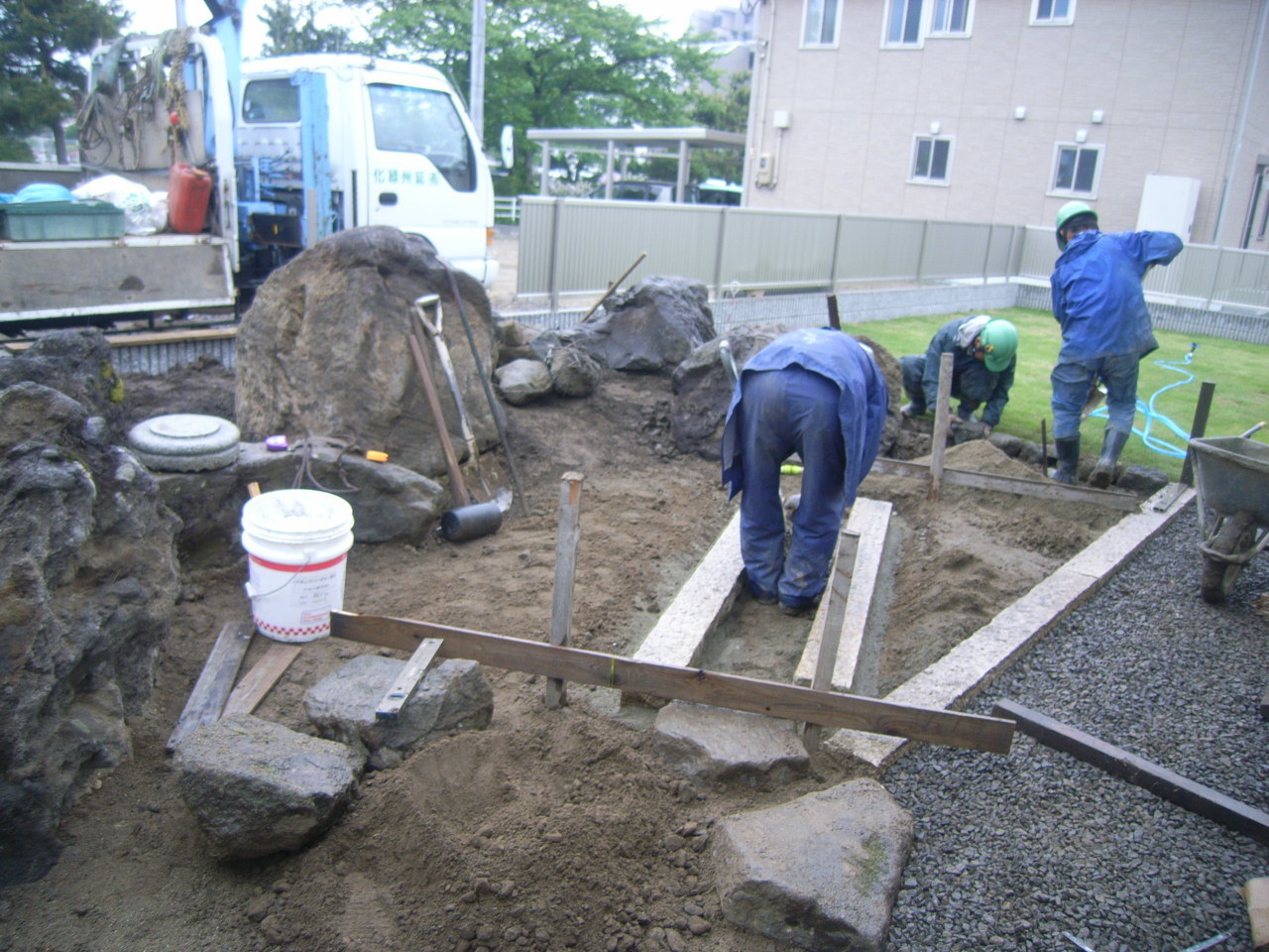 庭工事　石組作業状況　拡大できます
